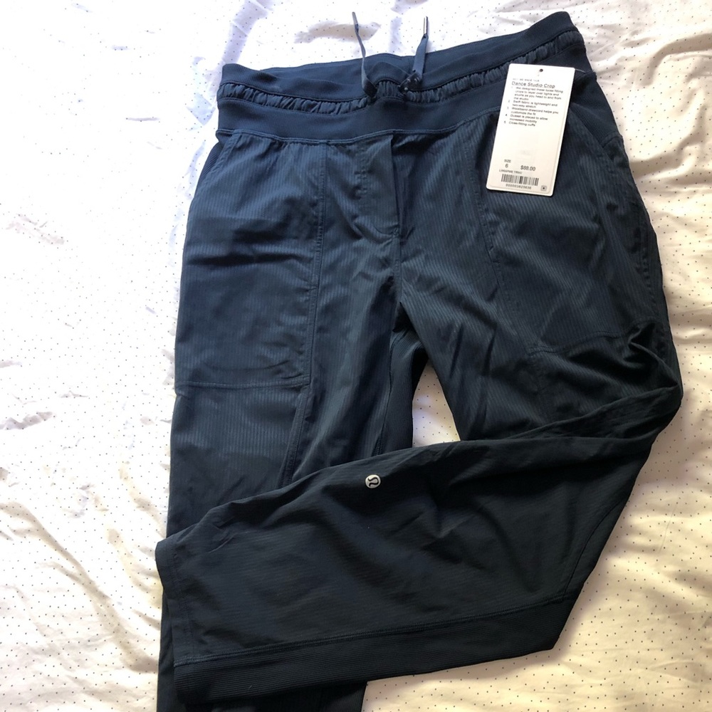 Lululemon dance studio crop in navy blue